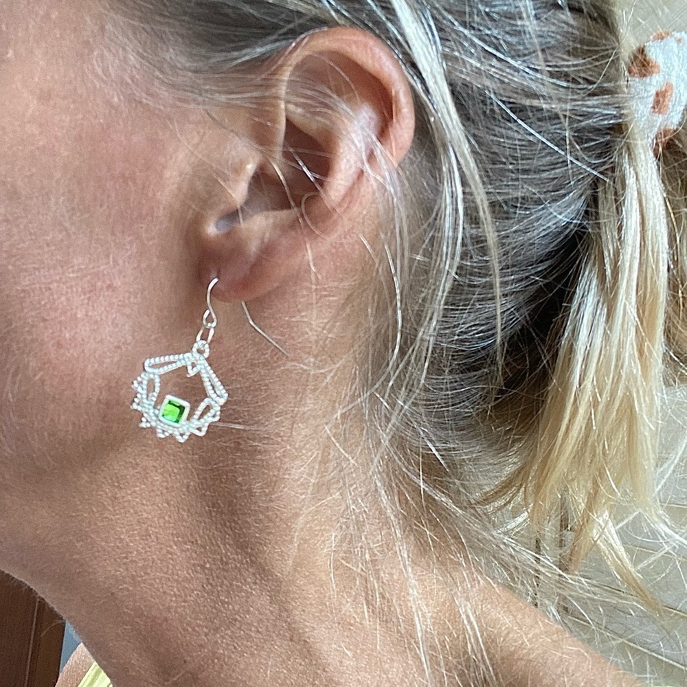 🌿 Verdant Crown Drops - Picture 4 of 5
